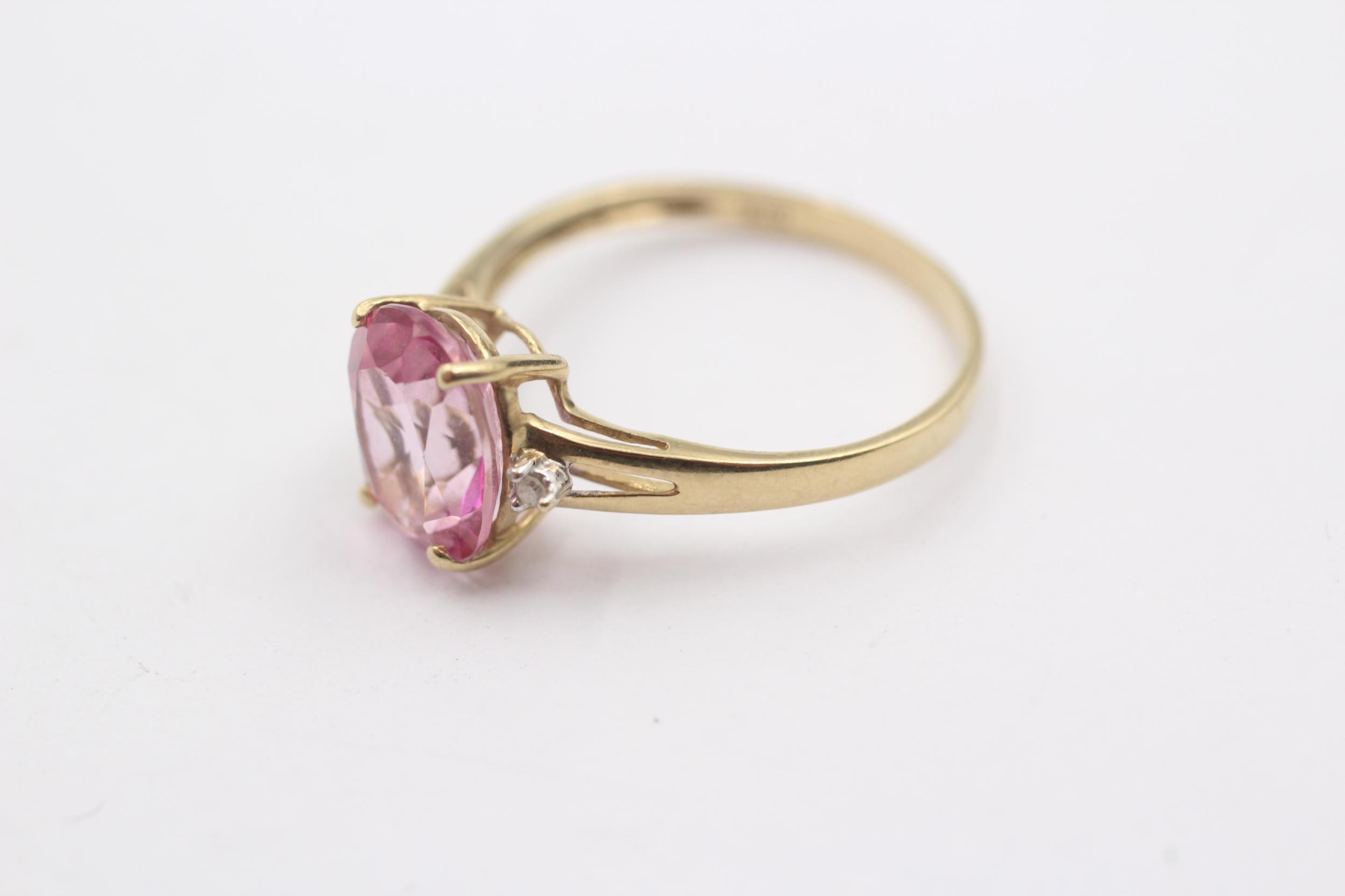 9ct Gold Diamond And Oval Coated Pink Topaz Trilogy Ring (1.9g) Size Q - Image 2 of 4