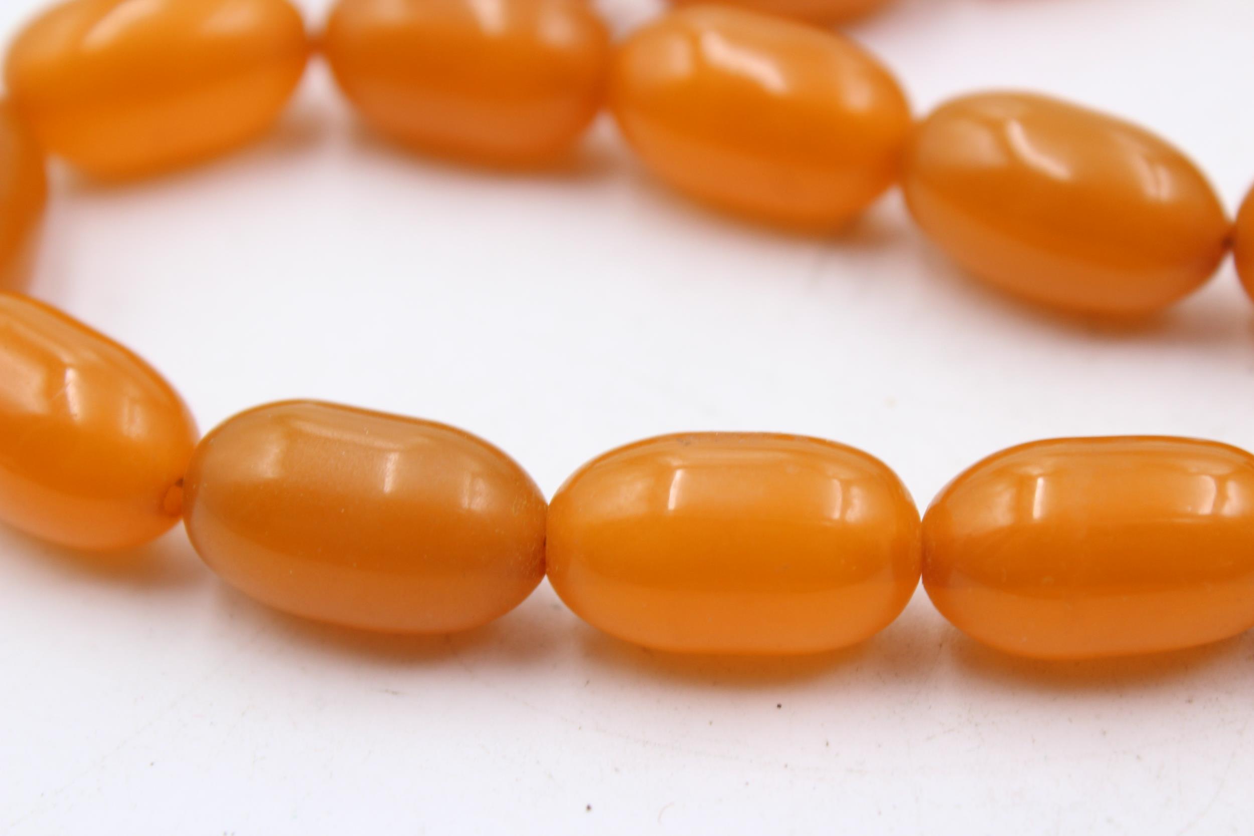 A Single Strand Bakelite Barrel Bead Necklace (83g) - Image 3 of 6