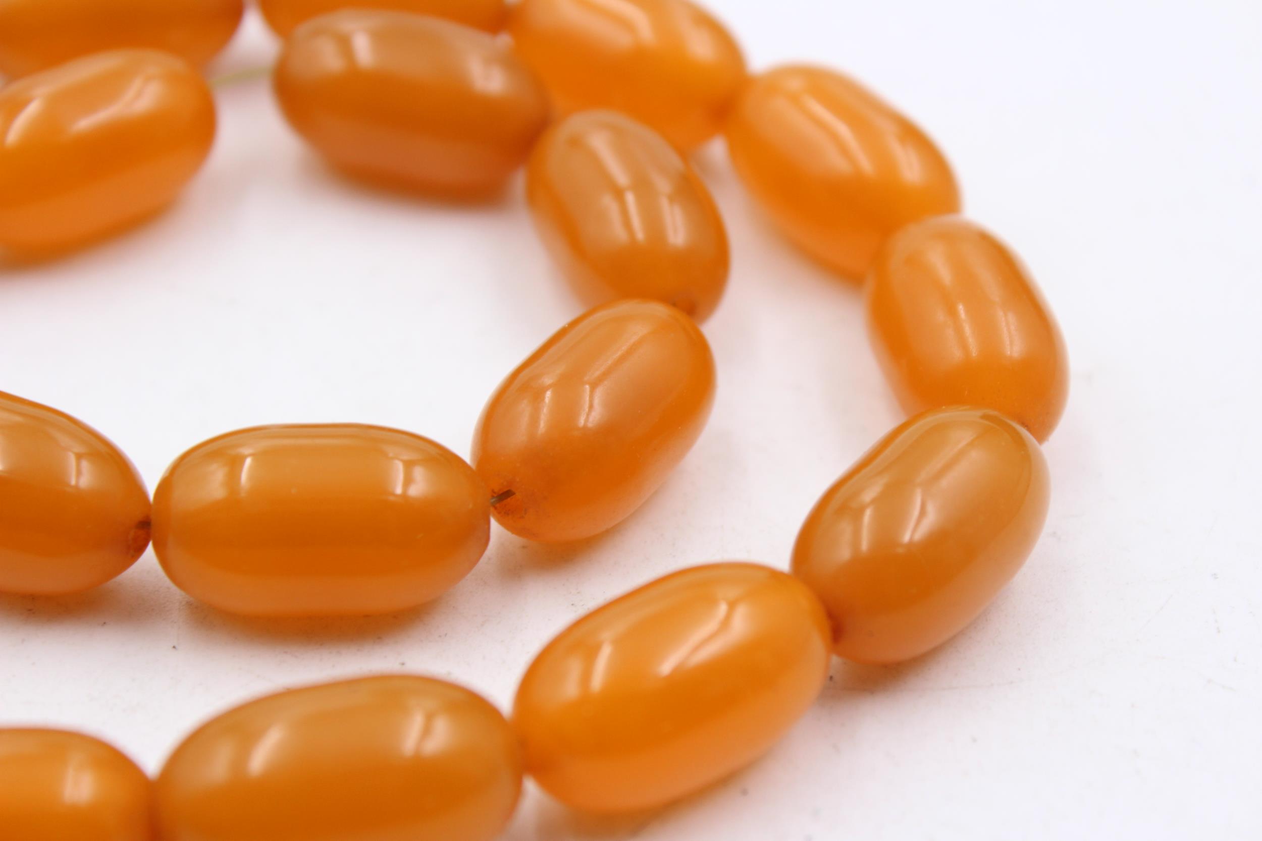 A Single Strand Bakelite Barrel Bead Necklace (83g) - Image 6 of 6