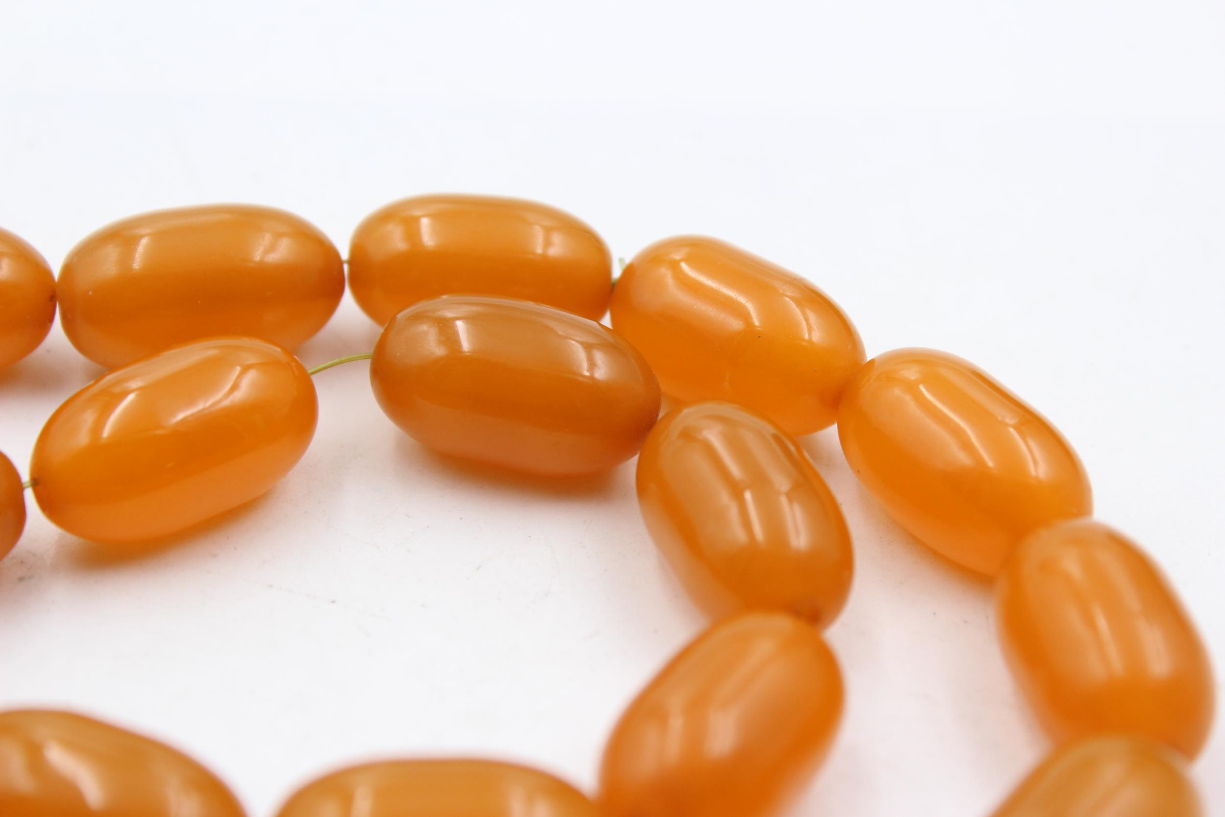 A Single Strand Bakelite Barrel Bead Necklace (83g) - Image 5 of 6