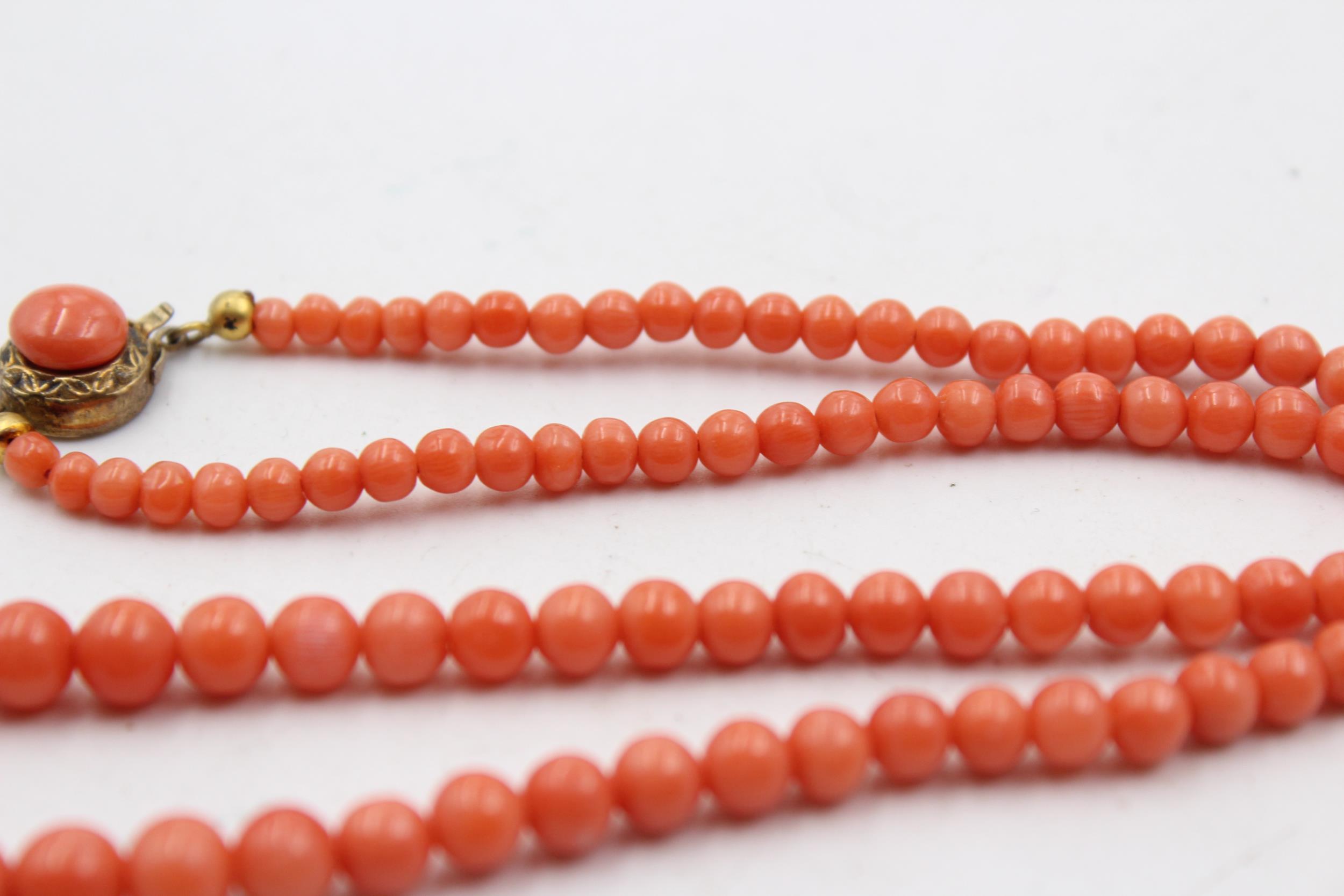 A Silver Clasped Graduated Coral Bead Necklace (24g) - Image 5 of 6