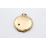 9ct gold bank and front antique red paste set locket (5.1g)