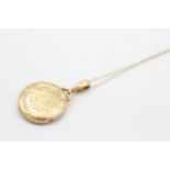 9ct gold antique scrolling foliate engraved locket necklace (4g)