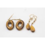 2 x 9ct gold paired tiger's eye drop earrings (6.2g)