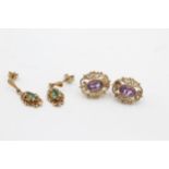 2 x 9ct gold paired gemstone drop earrings inc. emerald & amethyst (2.2g)
