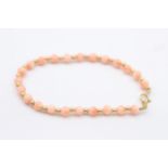 9ct gold clasp and ball bead coral bead bracelet (3.8g)
