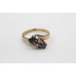 9ct gold diamond and sapphire toi & moi four stone bypass ring (2.3g) Size J+1/2