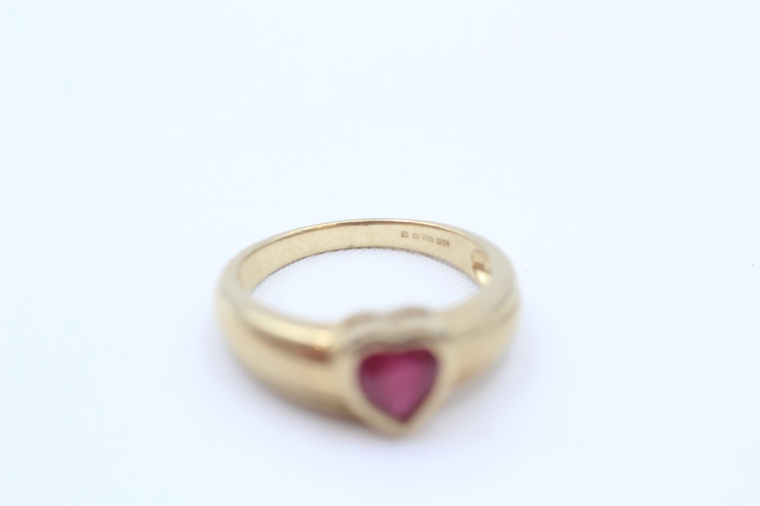 9ct gold heart shaped ruby solitaire ring (3.3g) Size N - Image 2 of 5