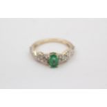 9ct gold vintage emerald and white gemstone set dress ring (2g) Size K