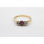 18ct gold vintage diamond and ruby set trilogy ring (2.4g) Size P