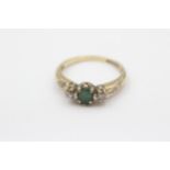 9ct gold vintage emerald and diamond set trilogy ring (2.3g) Size N