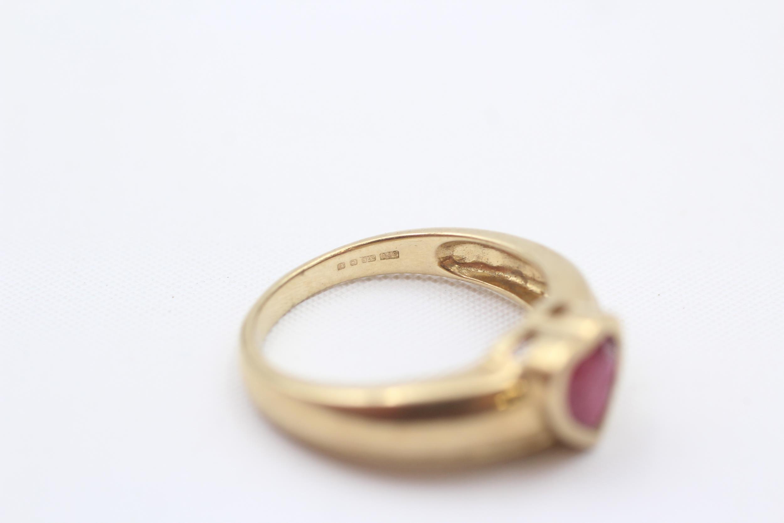 9ct gold heart shaped ruby solitaire ring (3.3g) Size N - Image 5 of 5