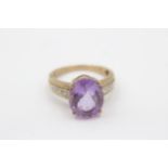 9ct white and yellow gold diamond and amethyst solitaire and shoulder set dress ring (3.6g) Size O