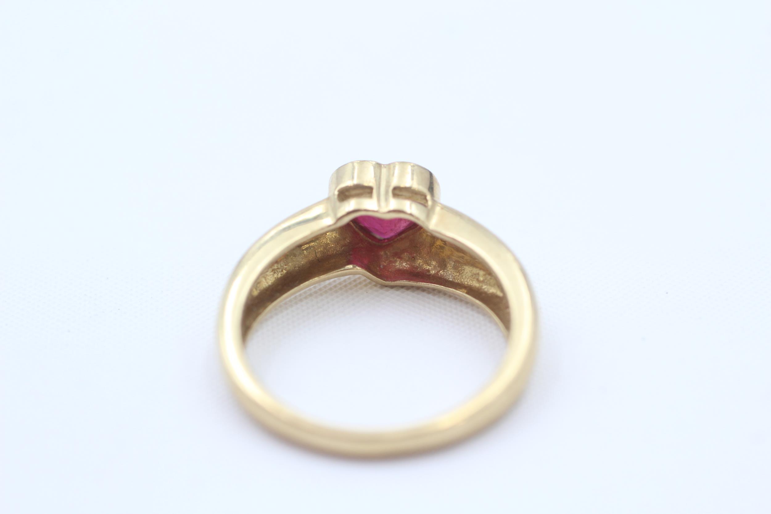 9ct gold heart shaped ruby solitaire ring (3.3g) Size N - Image 4 of 5