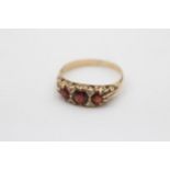 9ct gold vintage garnet set dress ring (2.3g) Size O+1/2