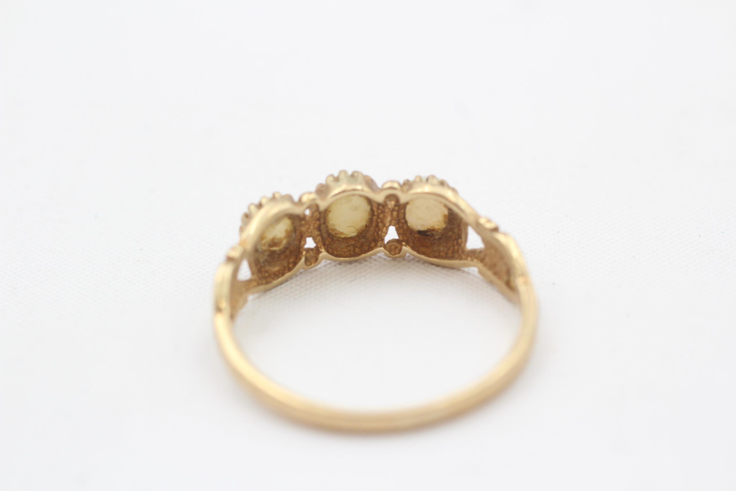 9ct gold vintage opal set trilogy ring (2.1g) Size S - Image 4 of 4