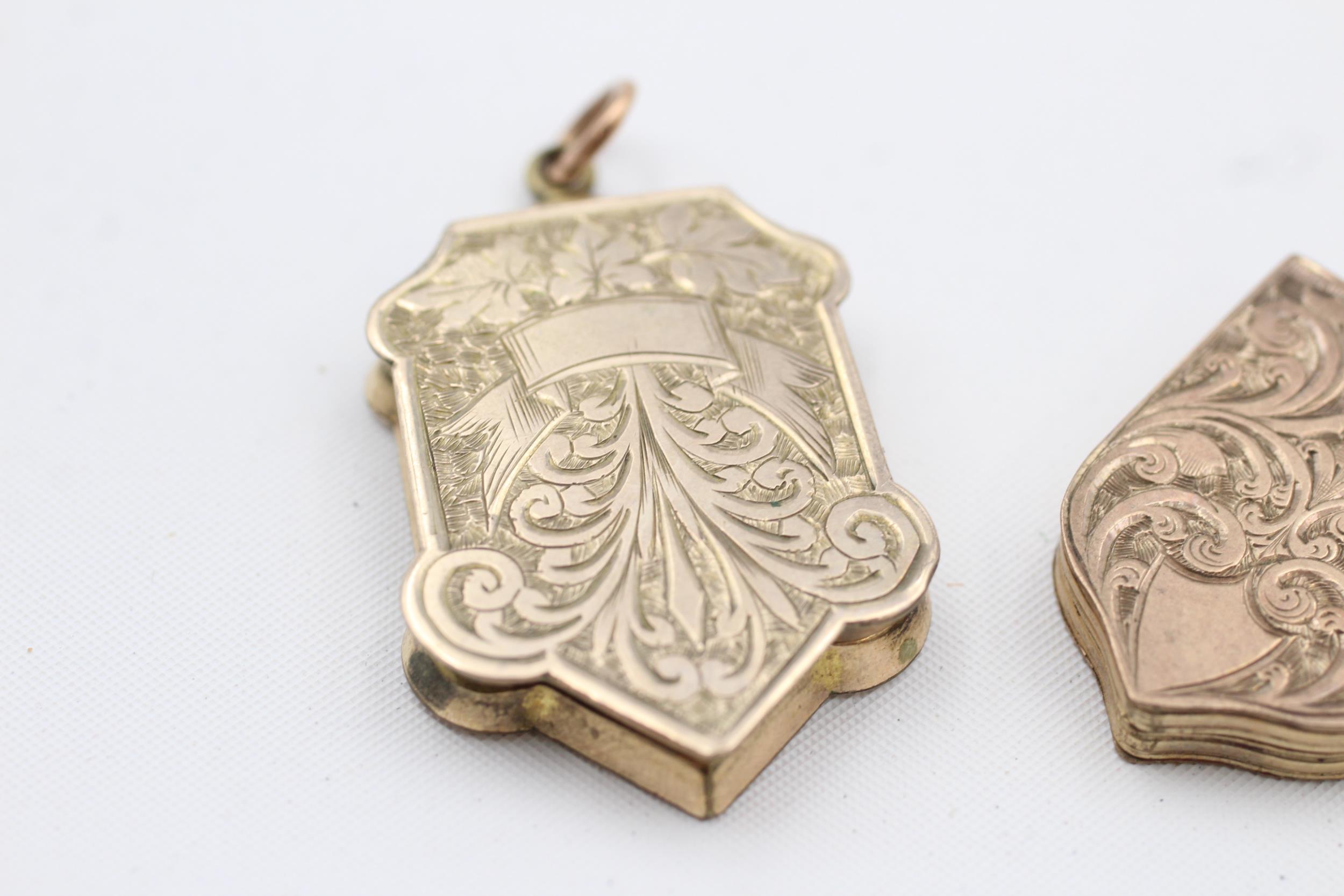 2 x 9ct back & front gold antique foliate shield crest lockets (16.4g) - Image 2 of 4