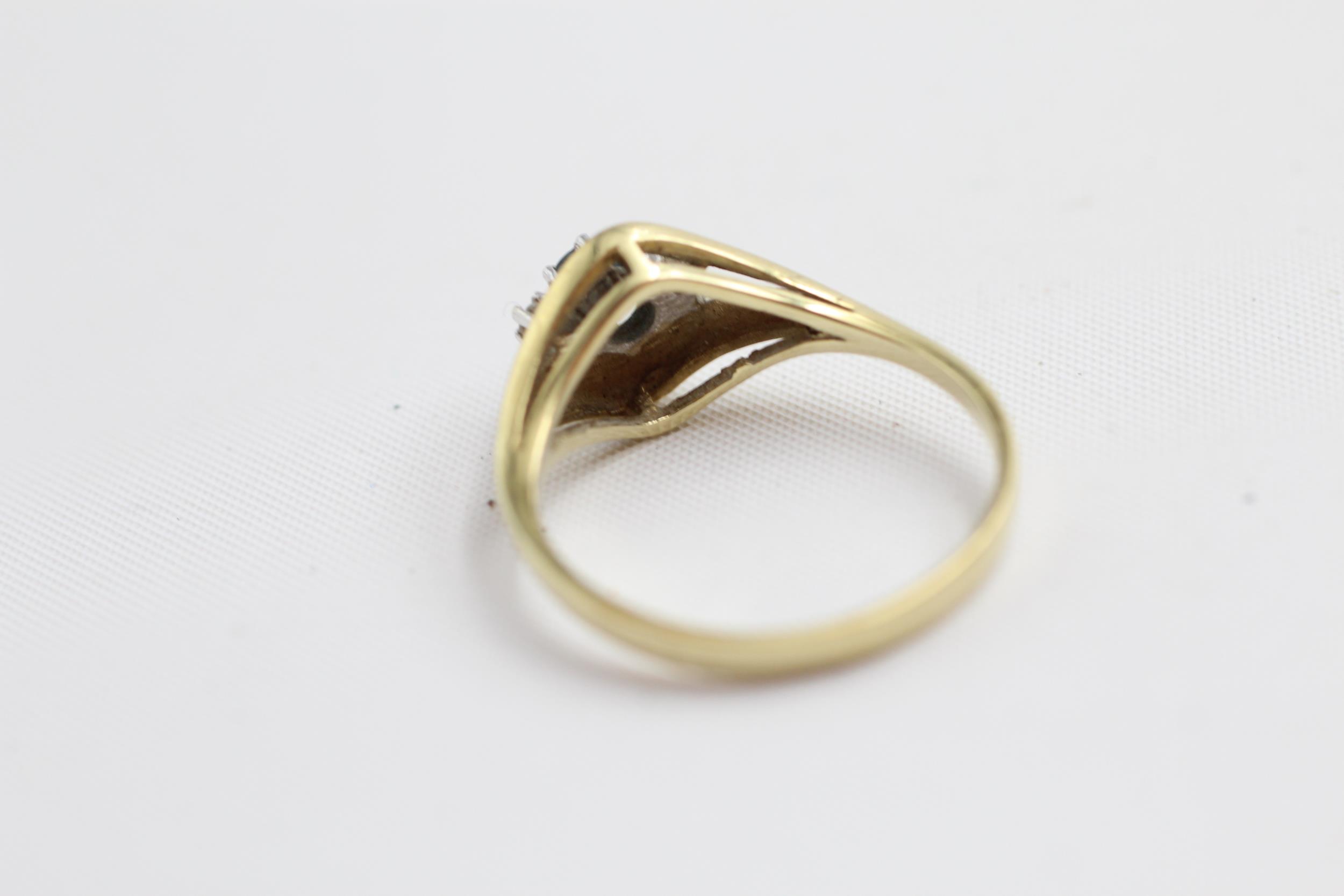 14ct gold diamond & sapphire three stone ring (2.4g) Size O - Image 4 of 4