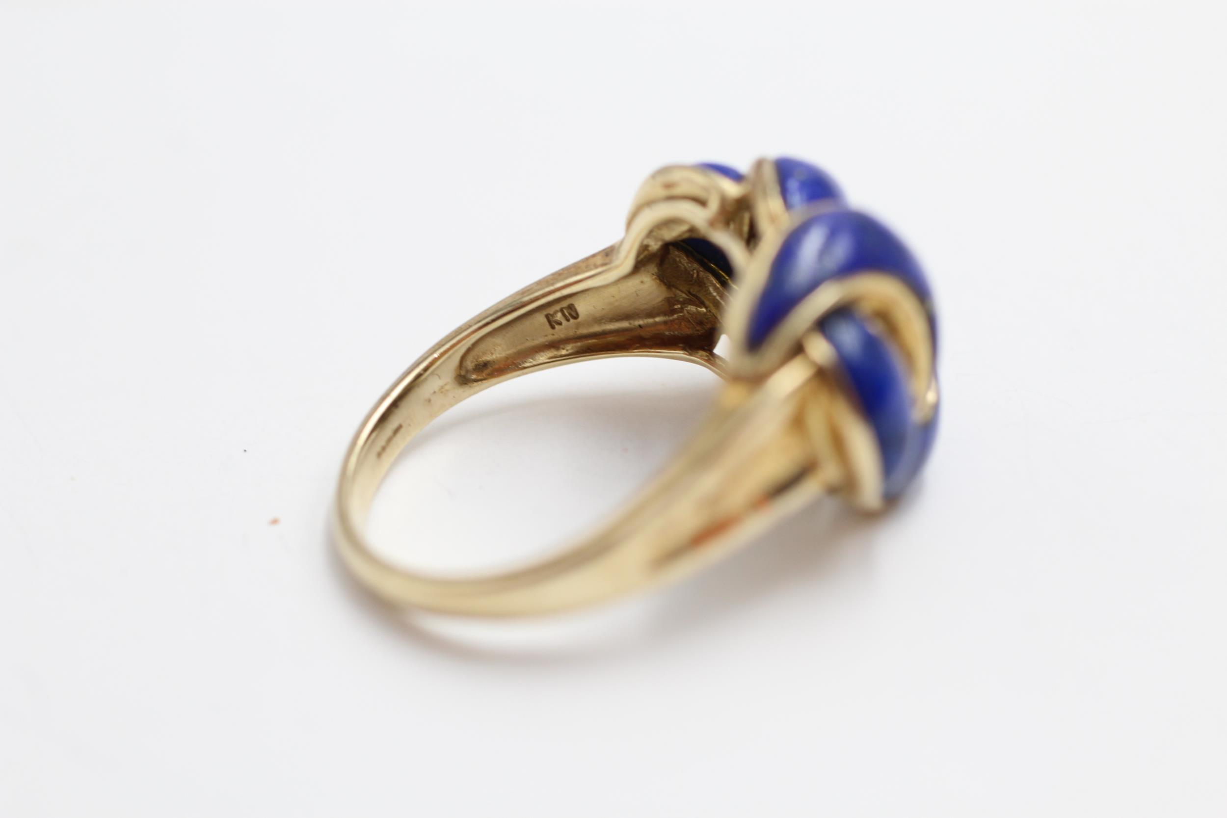 9ct gold lapis lazuli knot ring (5.4g) Size S - Image 4 of 4