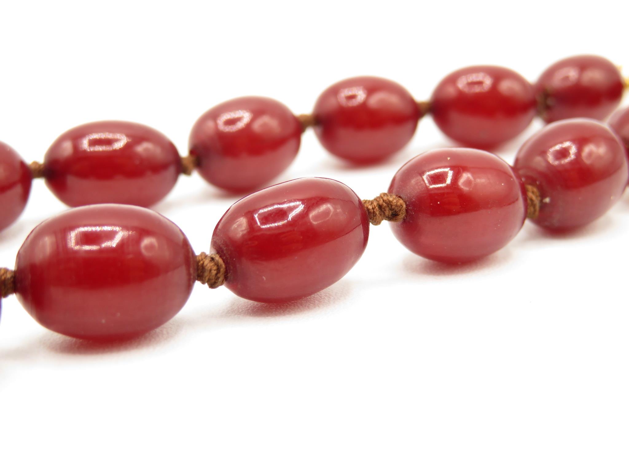 A Small Bakelite Bead Necklace With Internal Streaking - Image 3 of 4