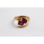 14ct gold garnet two stone crossover ring (5.5g) Size J
