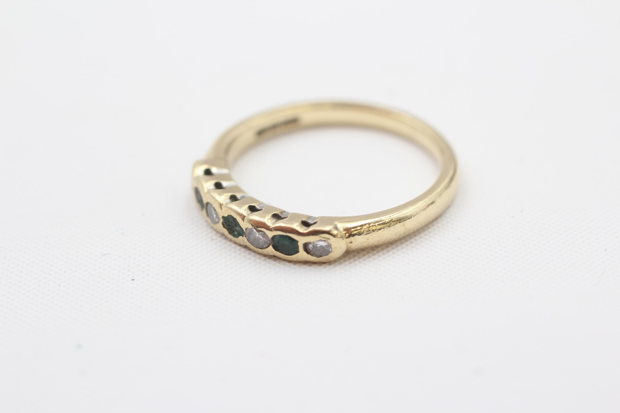 9ct gold diamond and emerald flush set seven stone ring (2g) Size K - Image 2 of 4