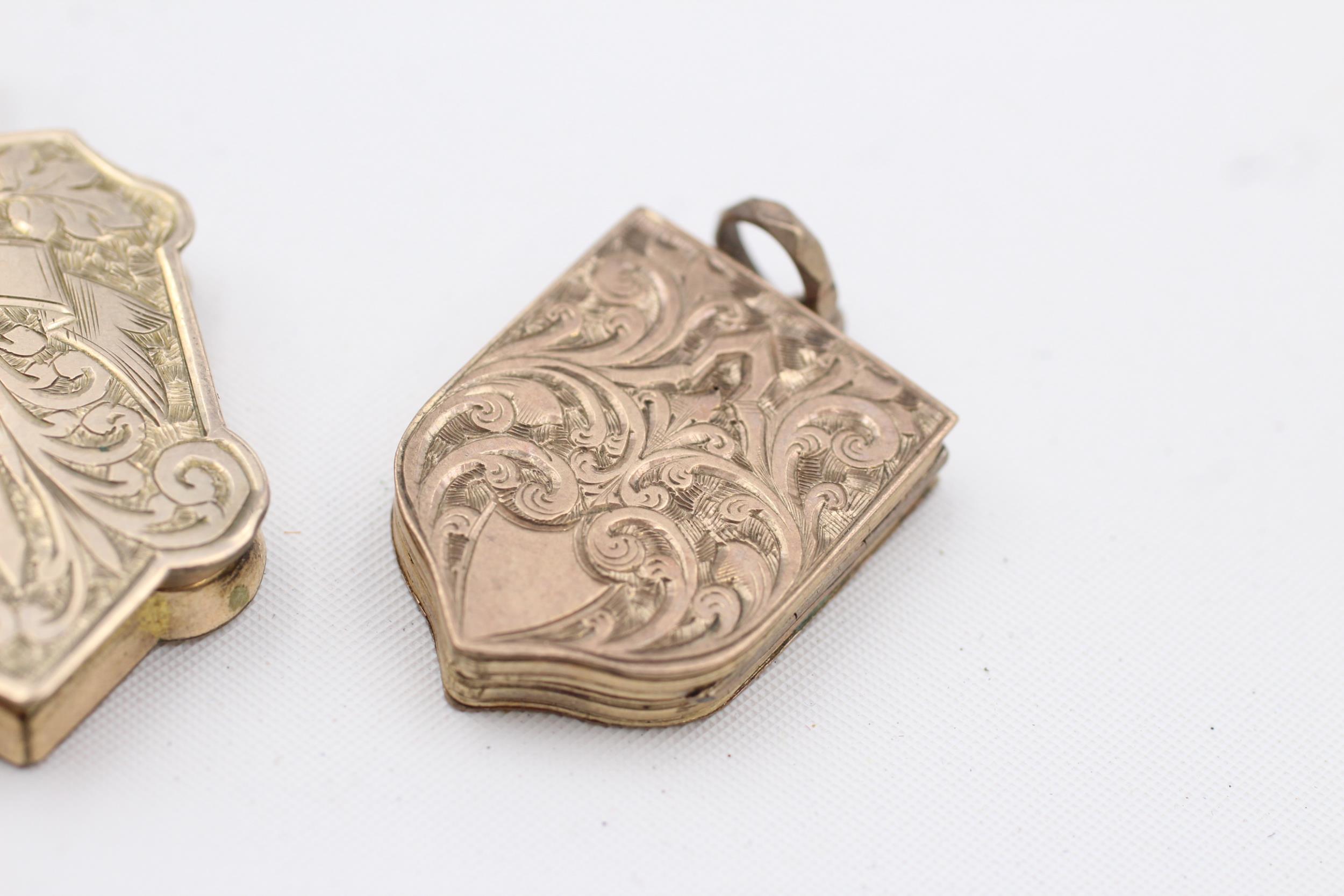 2 x 9ct back & front gold antique foliate shield crest lockets (16.4g) - Image 3 of 4