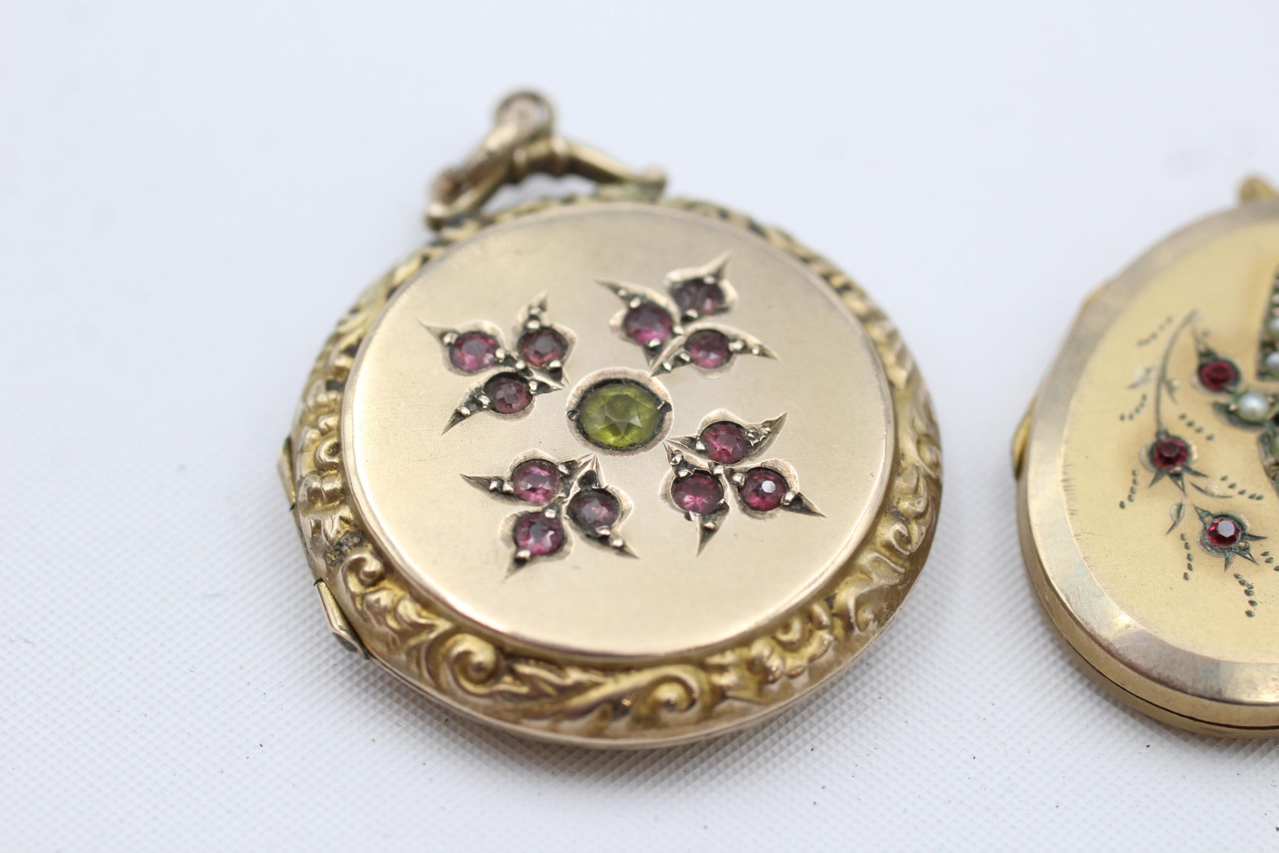 2 x 9ct back & front gold antique paste & seed pearl set lockets (13.2g) - Image 2 of 4