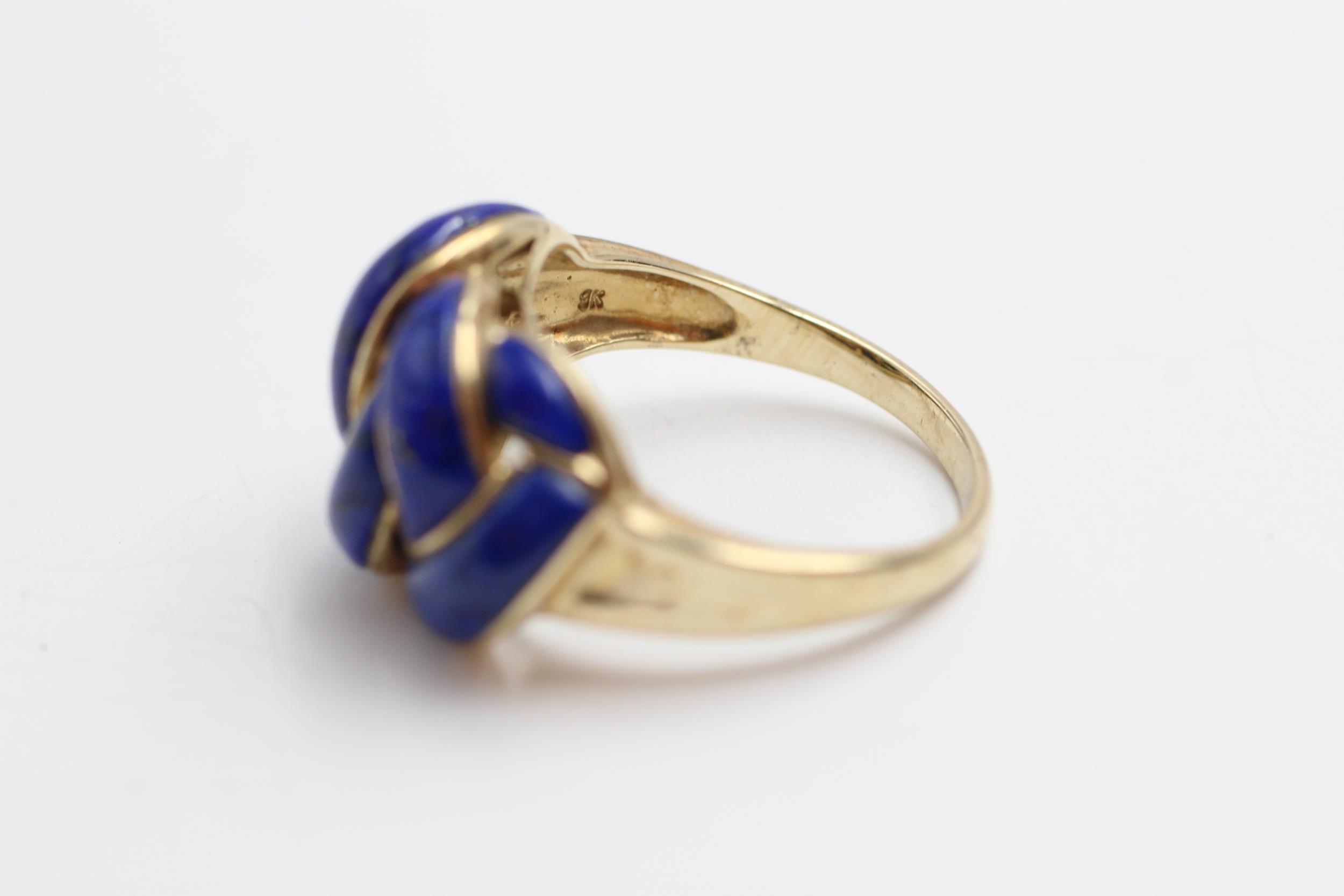 9ct gold lapis lazuli knot ring (5.4g) Size S - Image 3 of 4