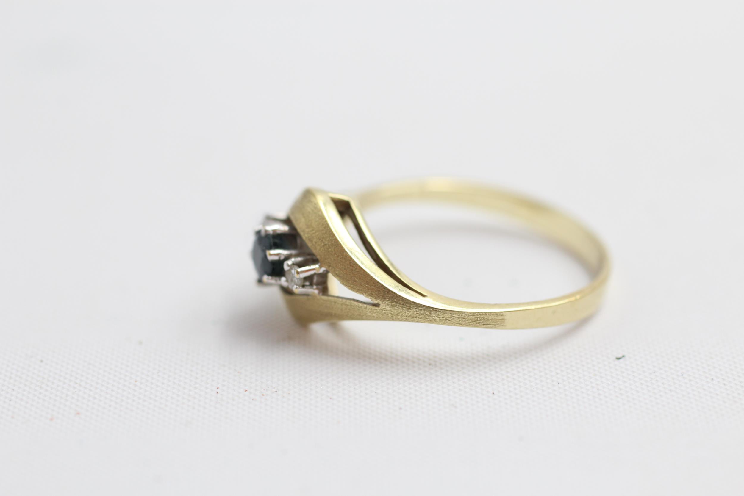 14ct gold diamond & sapphire three stone ring (2.4g) Size O - Image 2 of 4