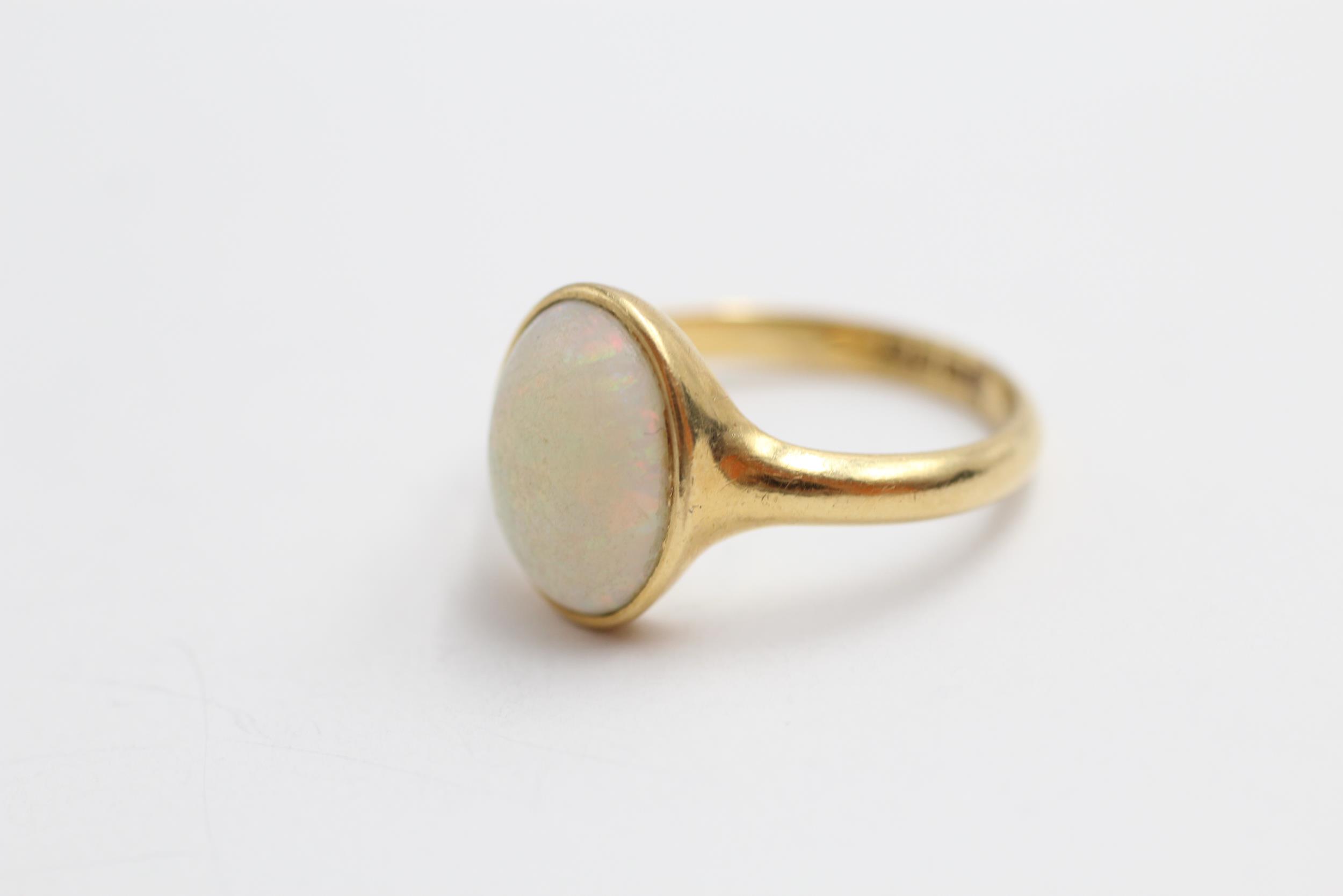 18ct gold white opal single stone ring (3.5g) Size M - Image 2 of 4