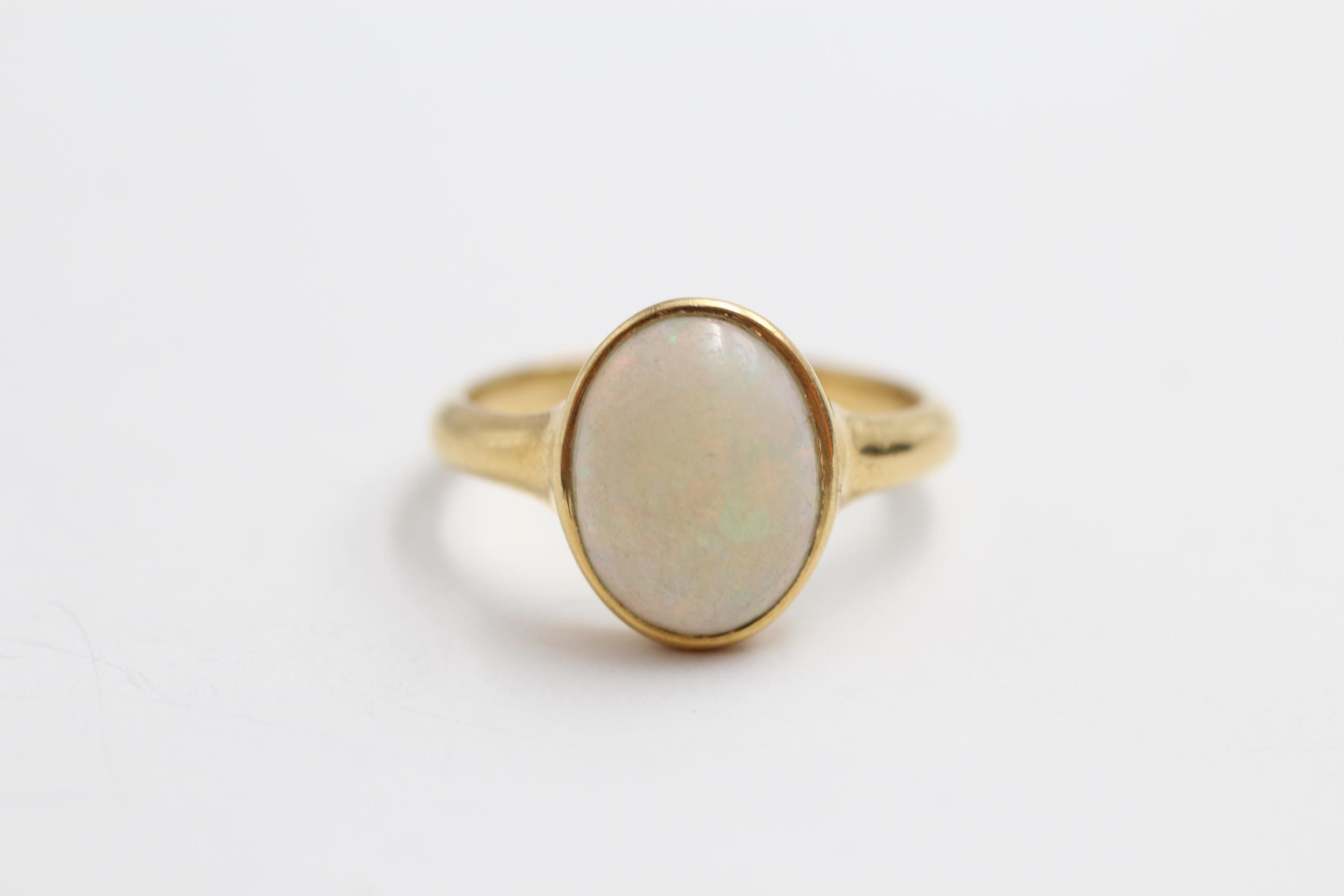 18ct gold white opal single stone ring (3.5g) Size M