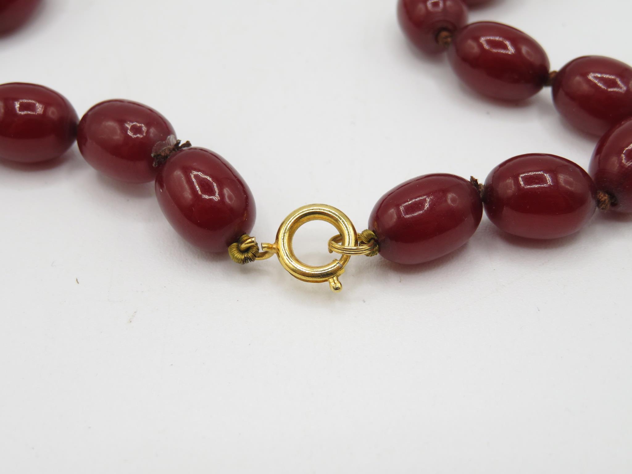 A Small Bakelite Bead Necklace With Internal Streaking - Image 4 of 4