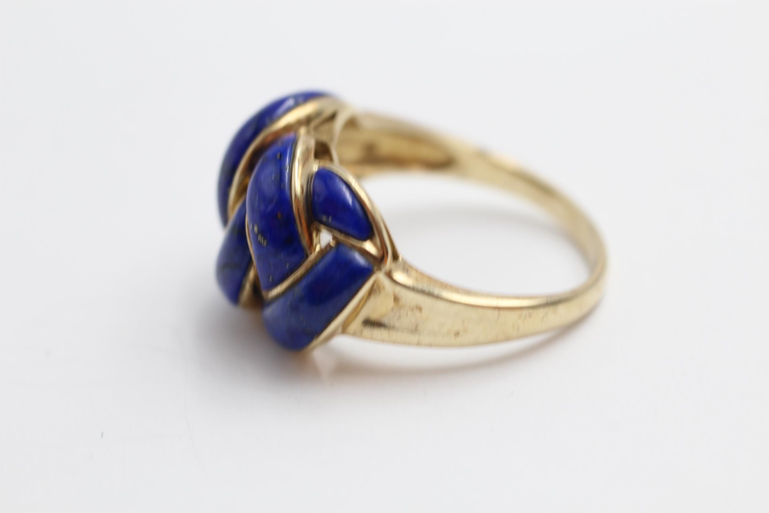 9ct gold lapis lazuli knot ring (5.4g) Size S - Image 2 of 4