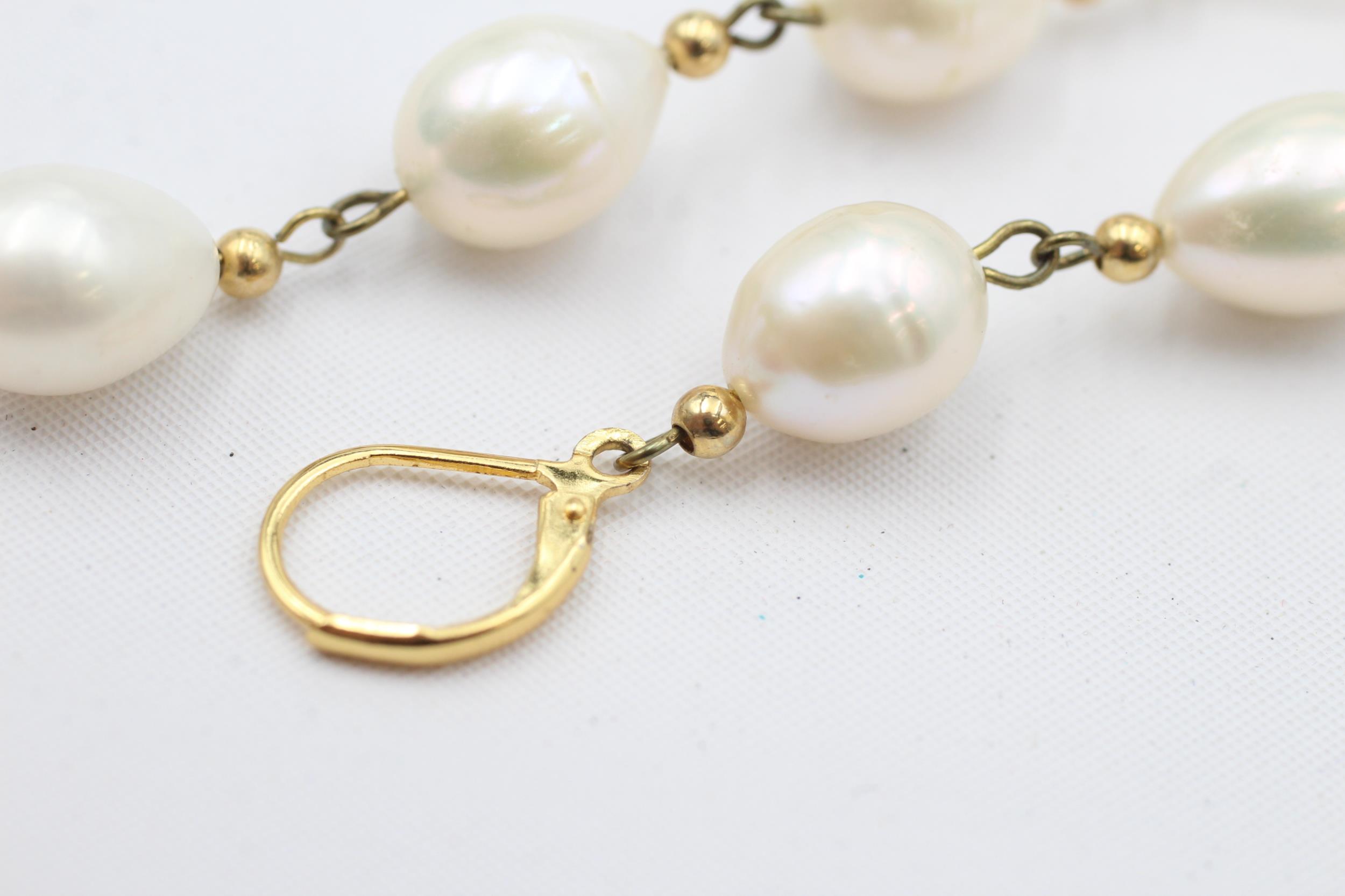 14ct gold freshwater pearl drop earrings (9.8g) - Image 3 of 5