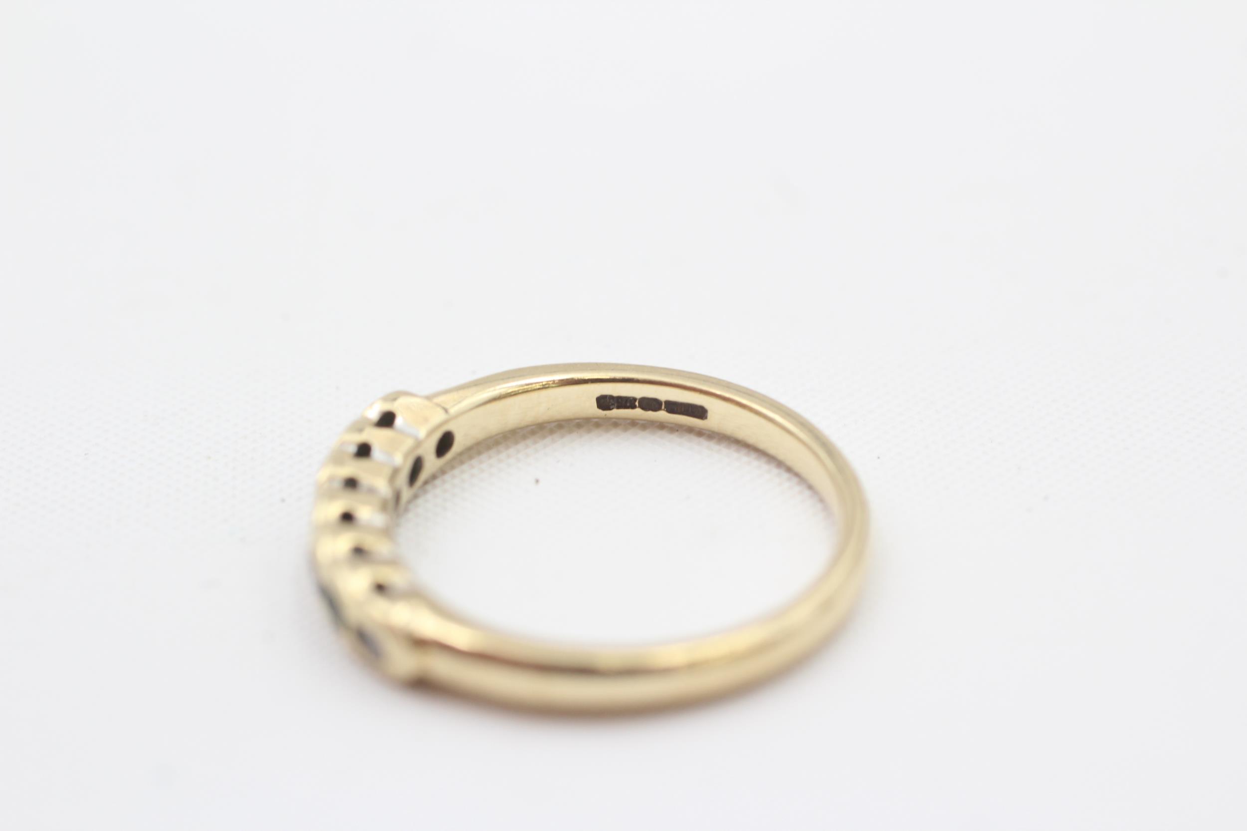 9ct gold diamond and emerald flush set seven stone ring (2g) Size K - Image 3 of 4