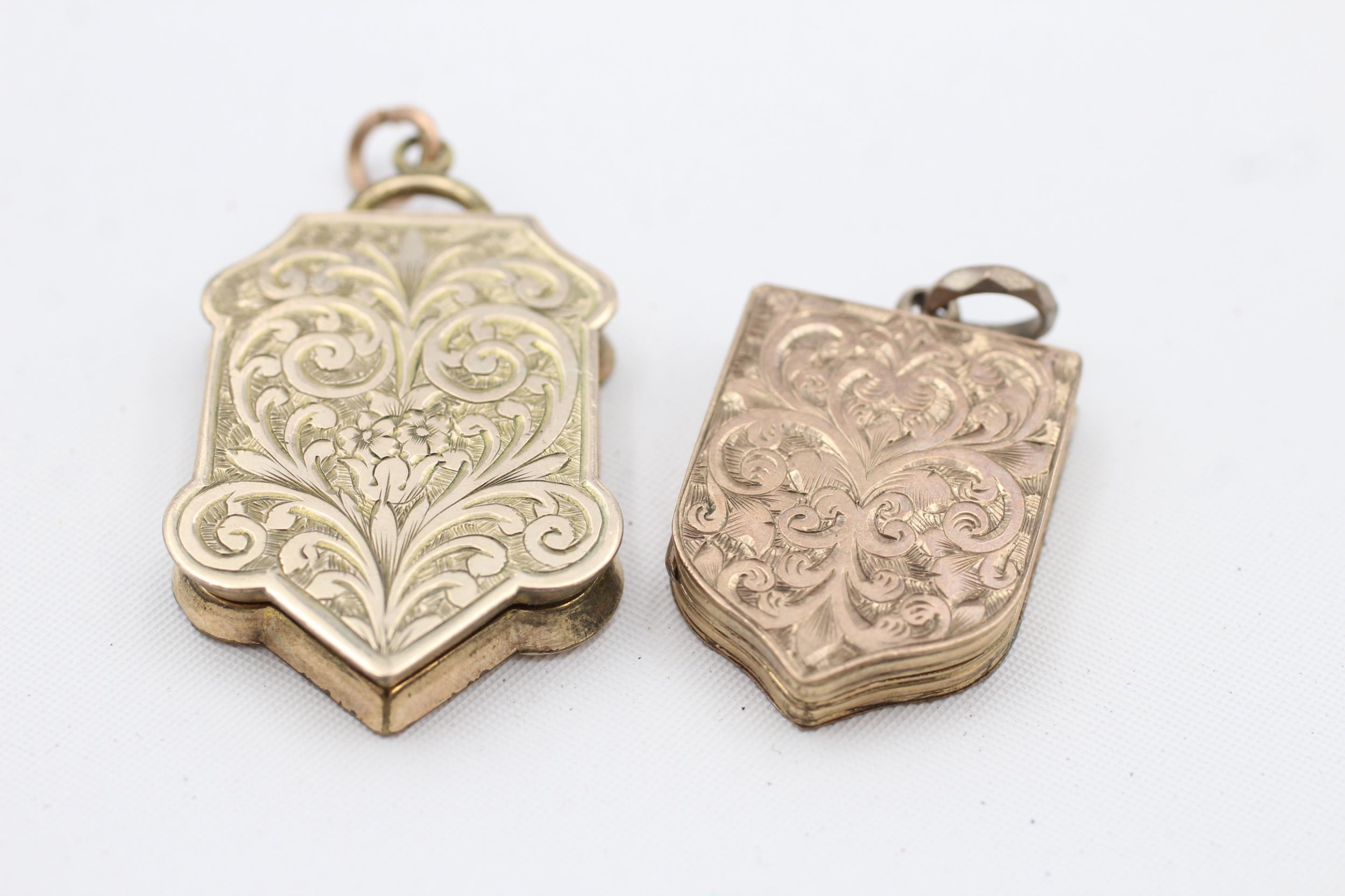 2 x 9ct back & front gold antique foliate shield crest lockets (16.4g) - Image 4 of 4