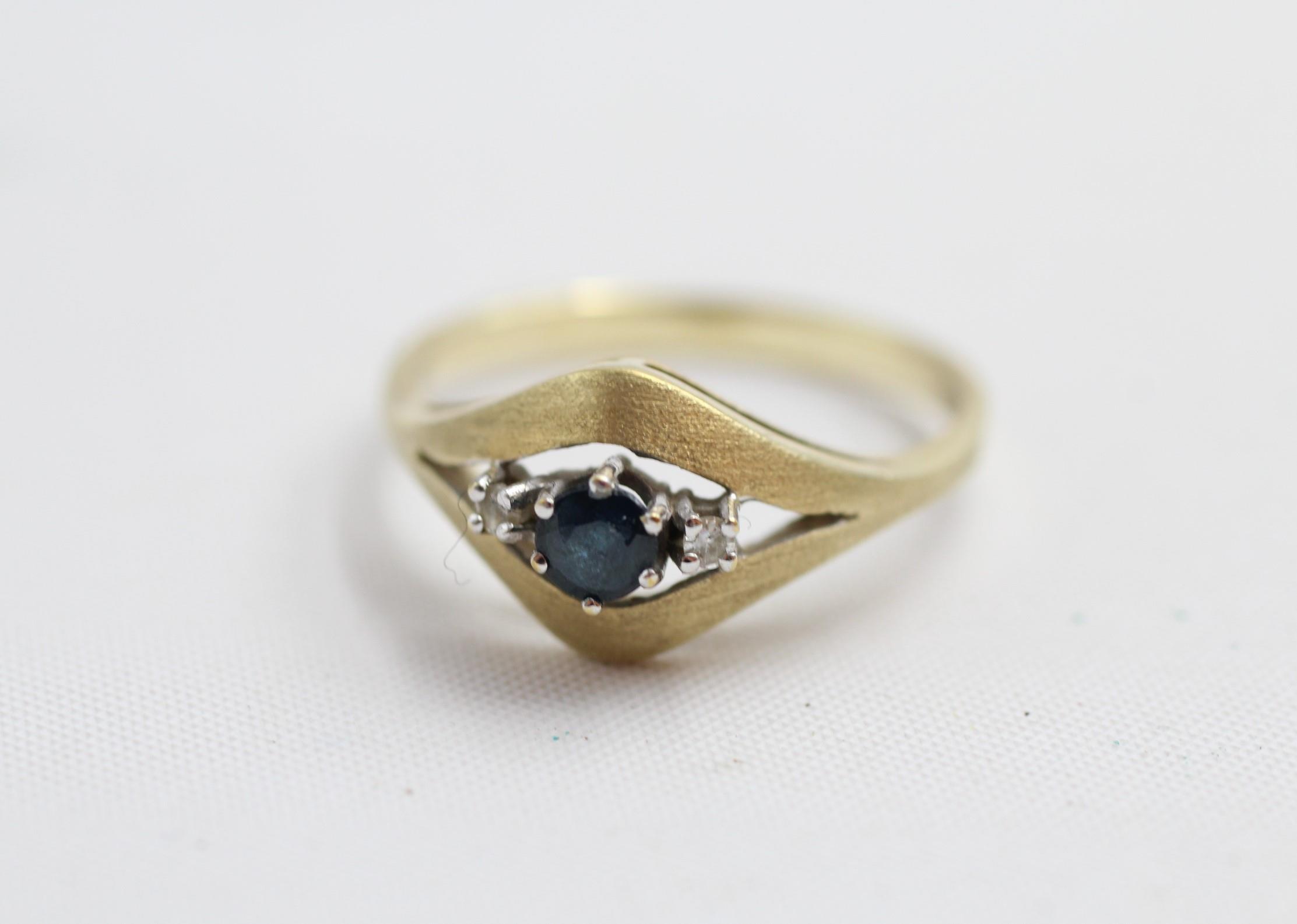 14ct gold diamond & sapphire three stone ring (2.4g) Size O