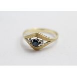 14ct gold diamond & sapphire three stone ring (2.4g) Size O