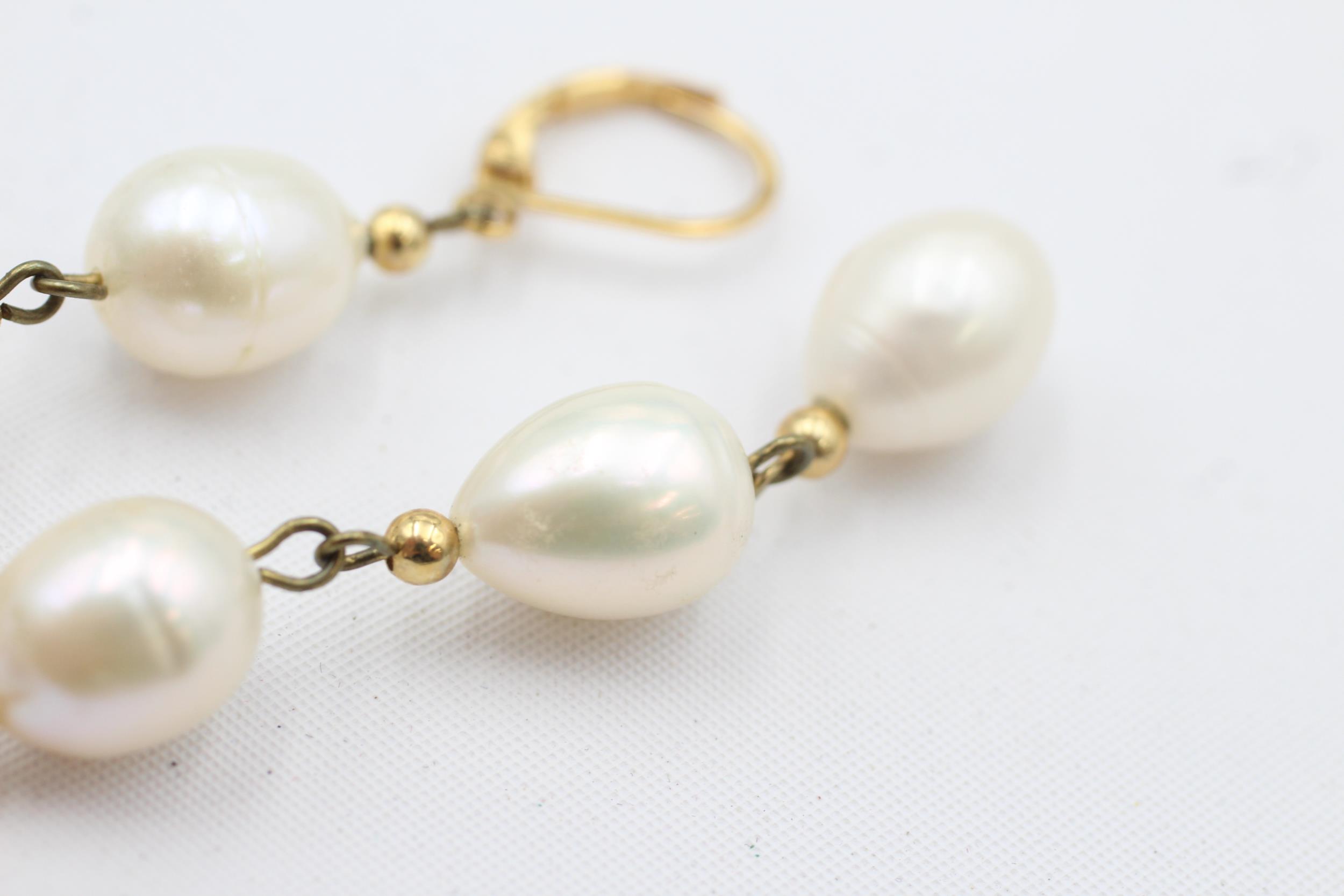 14ct gold freshwater pearl drop earrings (9.8g) - Image 4 of 5