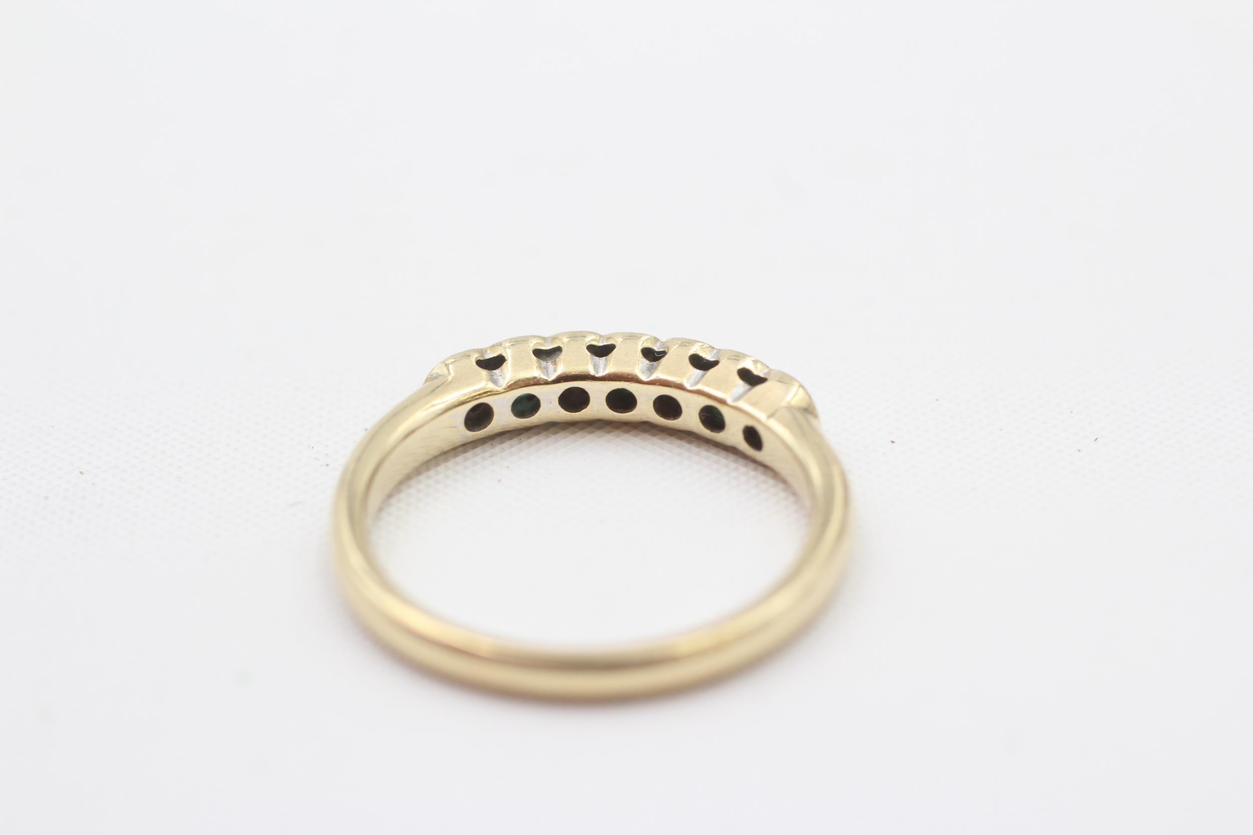 9ct gold diamond and emerald flush set seven stone ring (2g) Size K - Image 4 of 4