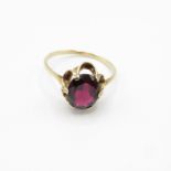 9ct gold and garnet ring size Q 2.3g