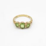 9ct gold ring with green stones size ) 3.4g