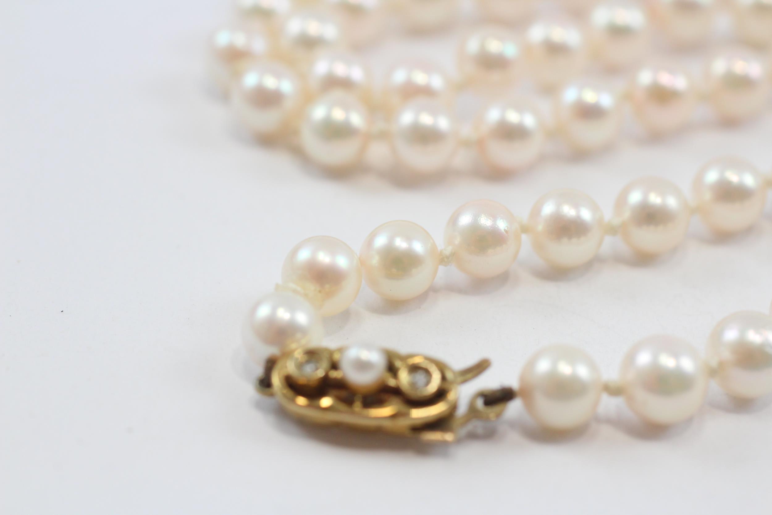 9ct Gold Clasp Pearl & Sapphire Single Strand Necklace (39g) - Image 3 of 7