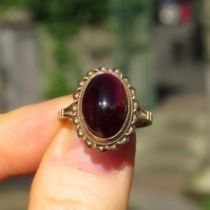 9ct Gold Vintage Rope Edged Garnet Cabochon Set Cocktail Ring (3.6g) Size O