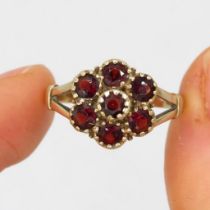 9ct gold garnet floral cluster ring (3.1g) Size P