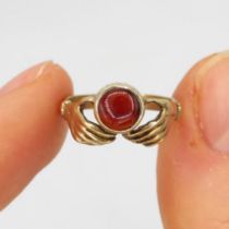 9ct gold garnet claddagh ring (2g) Size G 1/2