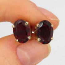 9 gold garnet stud earrings (2.7g)