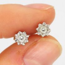 9ct white gold diamond stud earrings (0.8g)