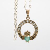 9ct gold emerald & clear gemstone claddagh pendant necklace (1.4g)